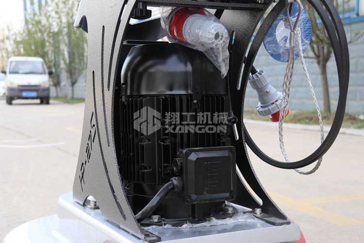 拋光機(jī)是為了讓地面表面有光澤，需要先研磨后才可以拋光。拋光分為粗拋和精拋，這時候可以使用拋光機(jī)，配合拋光墊，提高地面的光澤度。高速地坪拋光機(jī)讓你輕松完成地坪拋光工作，提高地坪亮度。